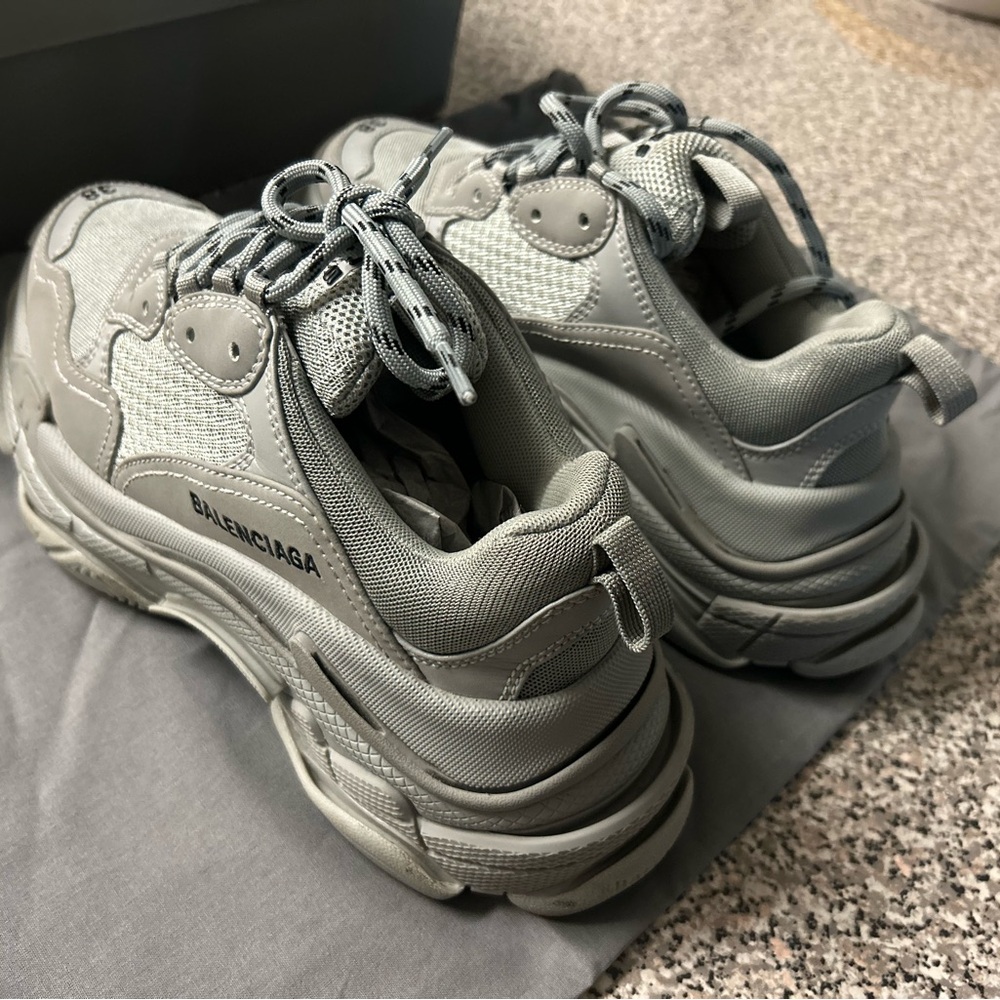 Gray Sneakers with Box and Extra Laces - Picture 4 of 4